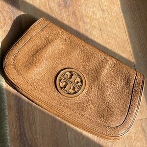 Tory Burch Amanda Logo Flap Magnetic Closure Clutch In Royal Tan